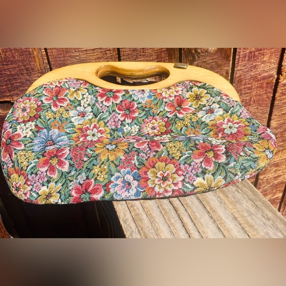 Vintage Floral Tapestry and Wooden Handle Handbag - Picture 14 of 15